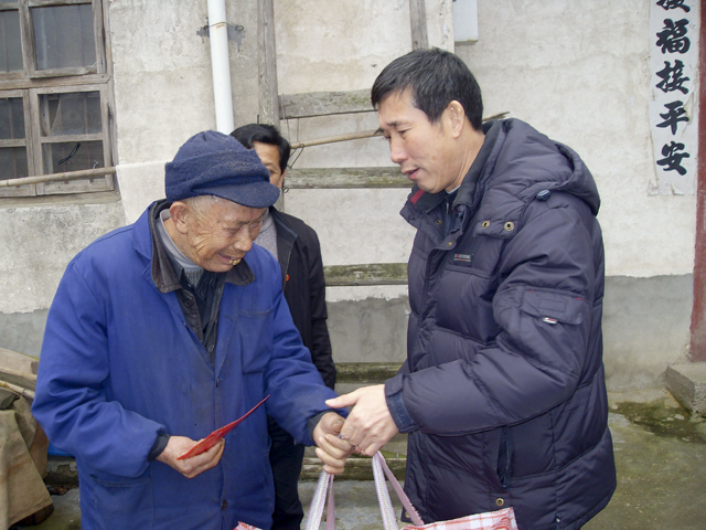 县人大主任古友发慰问走访特困户和孤寡老人