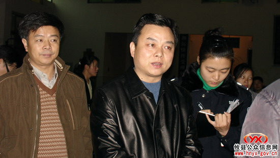 县长胡湘之一行客运站场检查安全工作