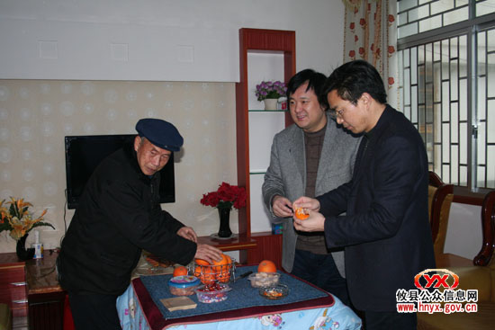 县委常委、常务副县长李能斌一行看望慰问老领导