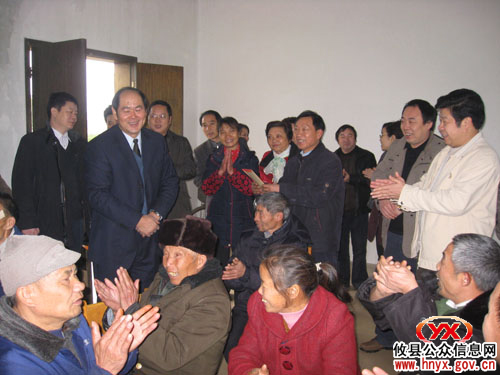 市政协主席刘岁文一行来攸县走访慰问敬老院和低保户