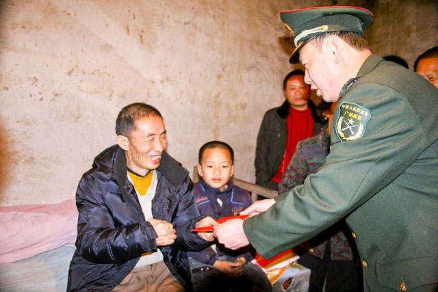 李晖走访慰问困难群众和劳动模范