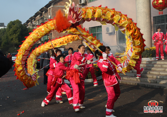 今日，攸县党政机关院内“龙腾狮舞”好吉祥