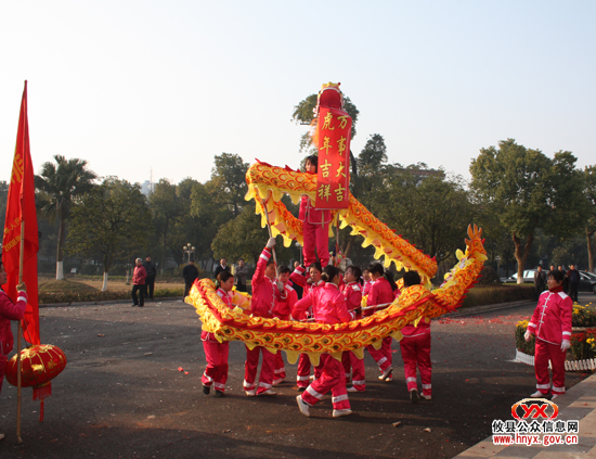 今日，攸县党政机关院内“龙腾狮舞”好吉祥