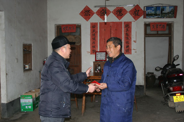 环保局领导到三联三促联系点慰问