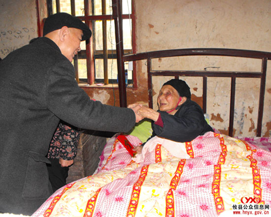 攸县老龄委常务副主任罗桂文一行走访慰问百岁老人