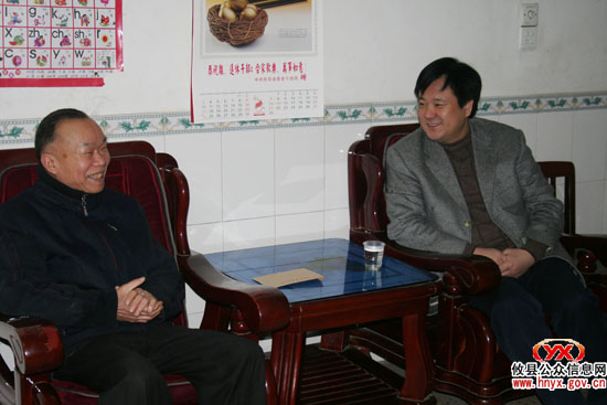 县委常委、常务副县长李能斌一行看望慰问老领导