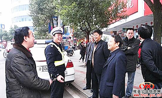 县政法委书记尹诺昂、副县长陈运发一道慰问公安消防值班人员