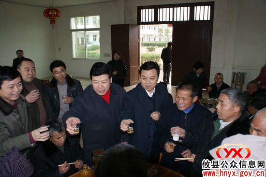 大年三十：邝邹飞、胡湘之到敬老院与老人们吃团圆饭