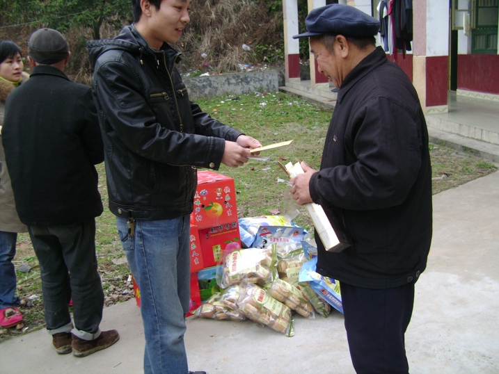龙凤乡网站组织春节敬老爱老活动