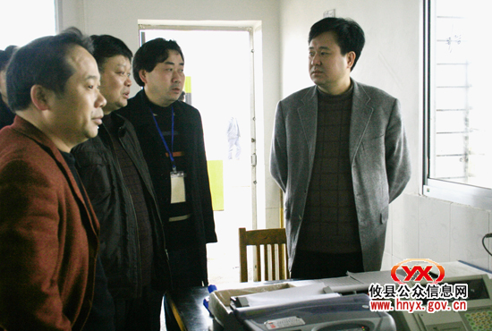 常务副县长李能斌一行到李家巷验票站慰问