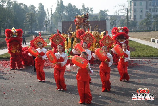 今日，攸县党政机关院内“龙腾狮舞”好吉祥