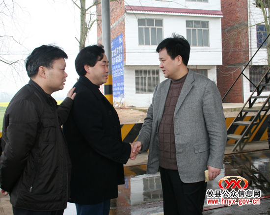 常务副县长李能斌一行到李家巷验票站慰问