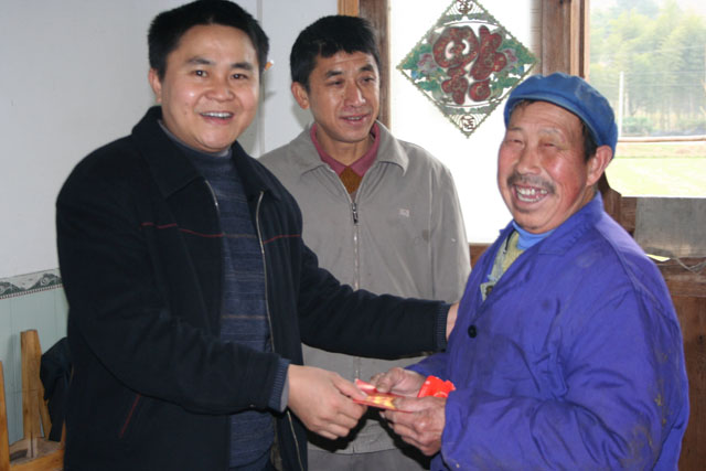 环保局领导到三联三促联系点慰问