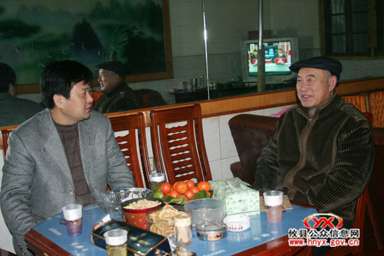 县委常委、常务副县长李能斌一行看望慰问老领导