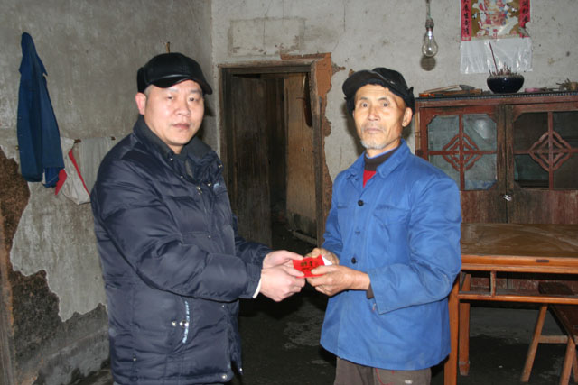 环保局领导到三联三促联系点慰问