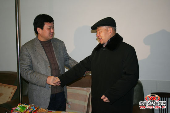 县委常委、常务副县长李能斌一行看望慰问老领导
