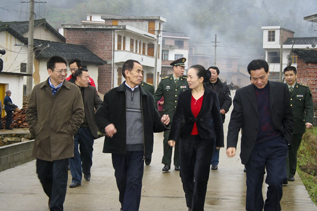 李晖走访慰问困难群众和劳动模范