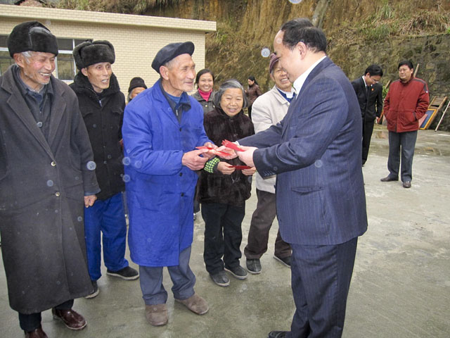 周建光走访慰问困难群众 敬老院老人