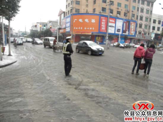 交警、环卫工顶风冒雪坚守在第一线