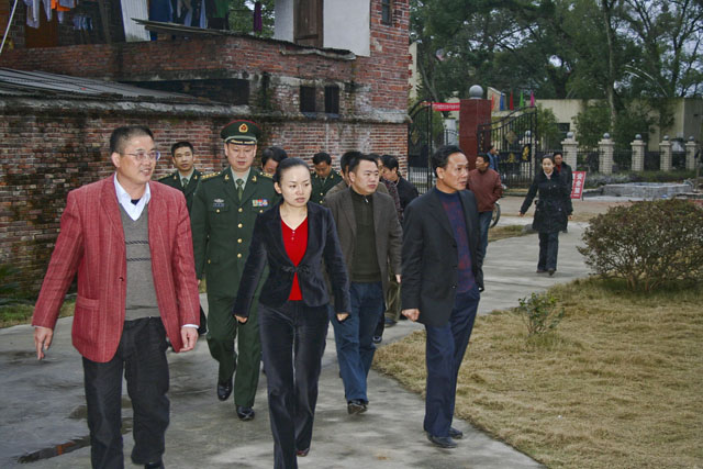 李晖走访慰问困难群众和劳动模范