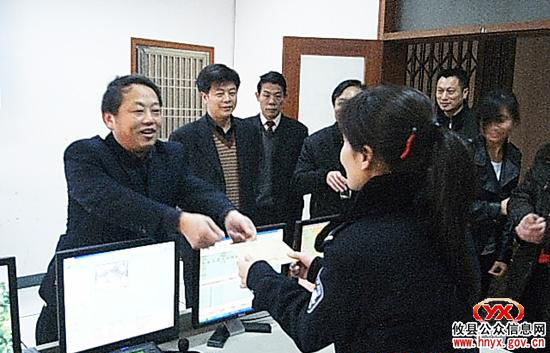 县政法委书记尹诺昂、副县长陈运发一道慰问公安消防值班人员