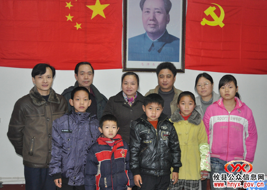 县委常委、统战部长汤小红一行到坪阳庙走访人大代表和特困学生