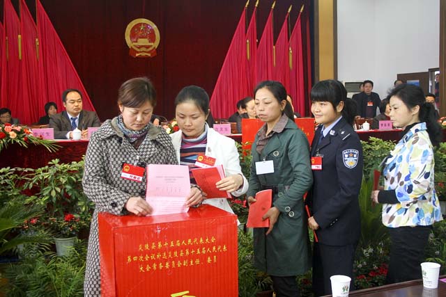 范洪奇、谢协农新当选县人大常委会副主任