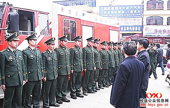 县政法委书记尹诺昂、副县长陈运发一道慰问公安消防值班人员