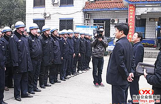 县政法委书记尹诺昂、副县长陈运发一道慰问公安消防值班人员