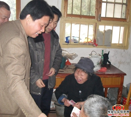 酒埠江镇党政主要负责人走访慰问敬老院老人