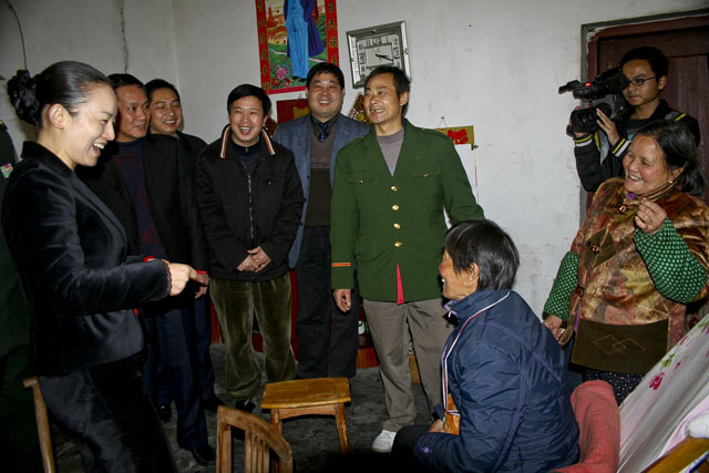 李晖走访慰问困难群众和劳动模范