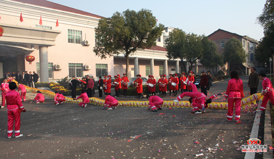 今日，攸县党政机关院内“龙腾狮舞”好吉祥