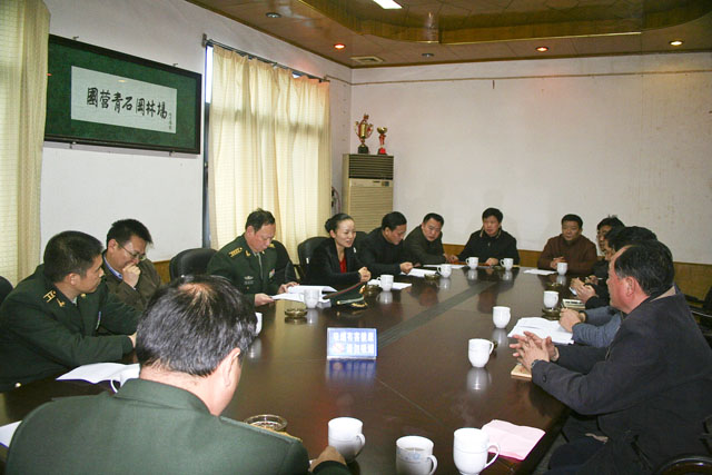 李晖走访慰问困难群众和劳动模范