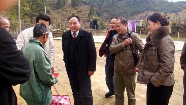 黄建中、盘淑芳深入下村乡看望慰问特困户和孤寡老人