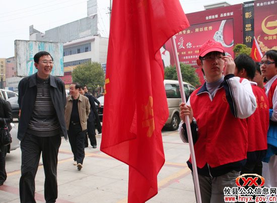 共青团攸县县委组织206名志愿者参与“城市提质”战役