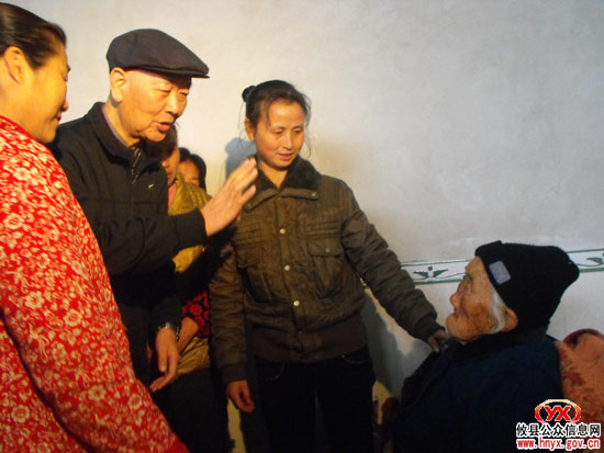 攸县老龄委为百岁老人谭文仔祝寿