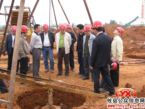 邝邹飞、胡湘之等就干法水泥项目建设进行现场办公