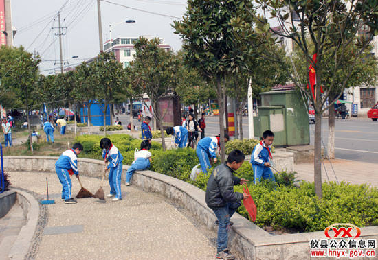 城市提质战：攸县交通路小学师生上街开展洁净行动