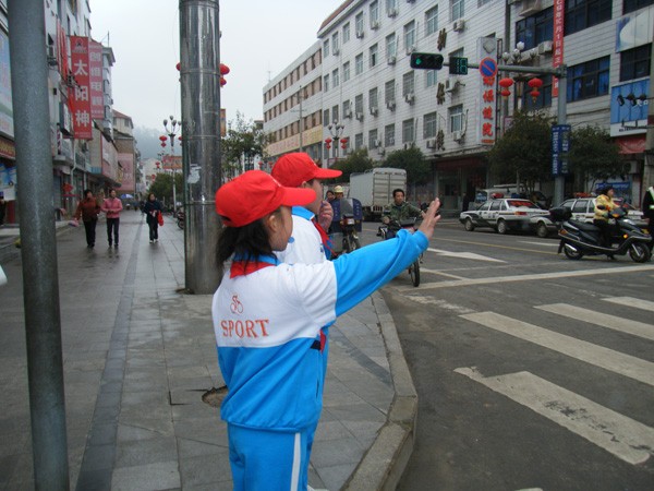 斑马线上的“小红帽”