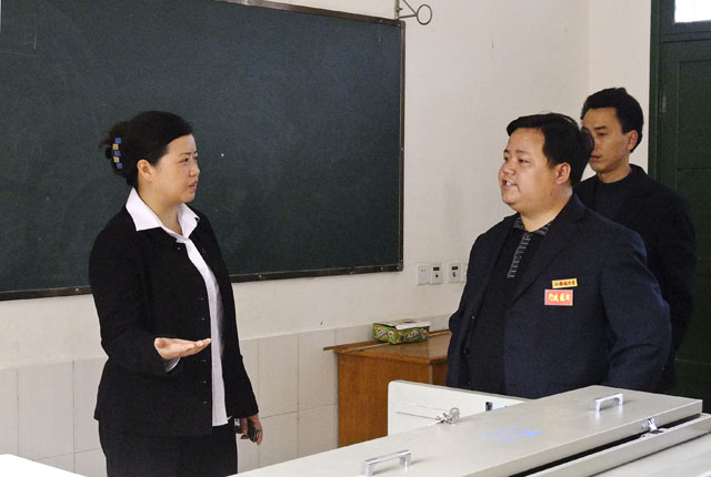 盘淑芳检查全县开学工作