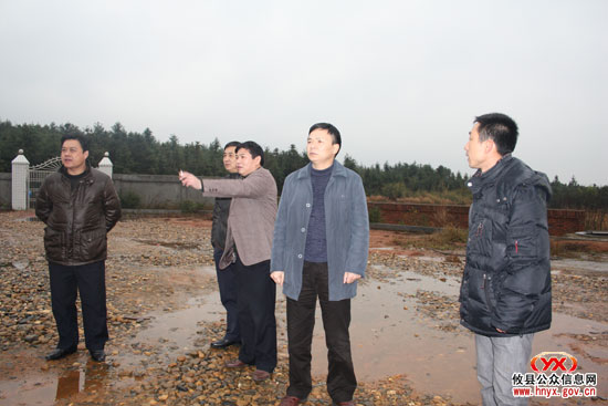 颜建斌率办点单位负责人赴莲塘坳乡研究工作