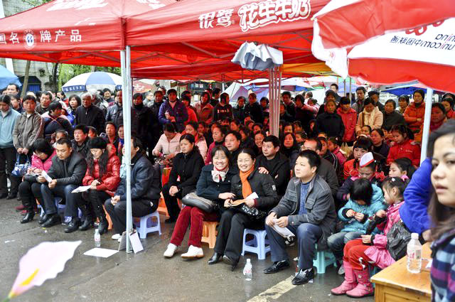 炎陵县举行庆祝“三八”国际劳动妇女节100周年暨“万家福”杯女性卡拉OK赛