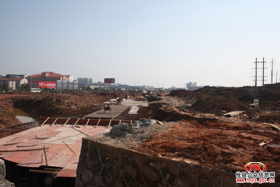重点工程：抢抓天气，梅城广场施工忙