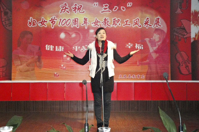 县教育局举行“三独”展示和即兴演讲庆“三八”节