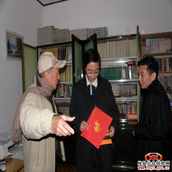 多家媒体记者采访退休回攸大学教授夏昭炎