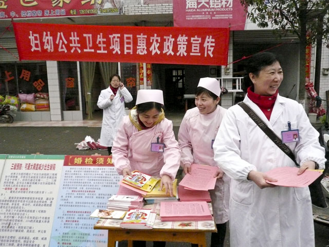县妇幼保健院开展妇幼惠农政策宣传活动