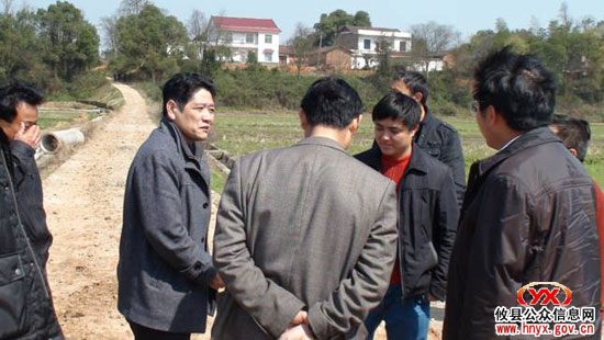 攸县国土资源局督查正在施工的土地整理项目