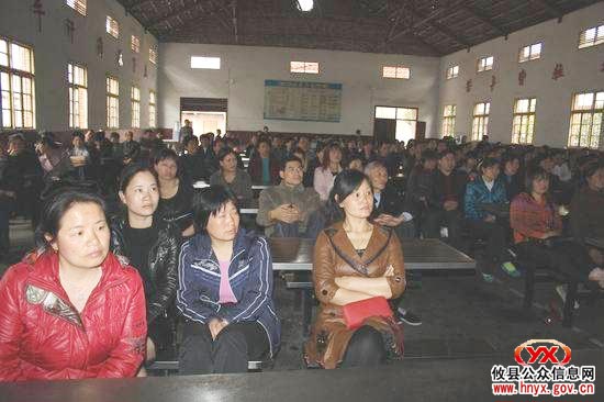 酒埠江镇中学特邀北京教育专家为家长授课