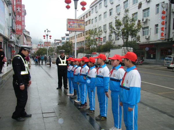 斑马线上的“小红帽”