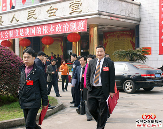 县政协委员列席县十五届人大四次会议听取《政府工作报告》